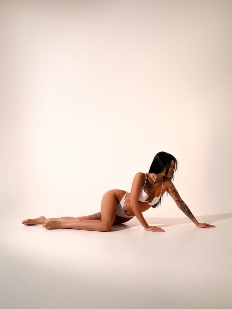 Эскортница Белла - грудь 1.5, рост 168 см, вес 52 кг, цвет волос Брюнетки, этничность Европейская