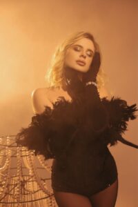 Эскортница Мила - грудь 1.5, рост 167 см, вес 56 кг, цвет волос Блондинки, этничность Европейская