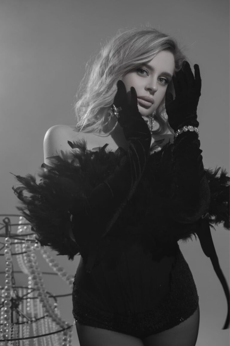 Эскортница Мила - грудь 1.5, рост 167 см, вес 56 кг, цвет волос Блондинки, этничность Европейская