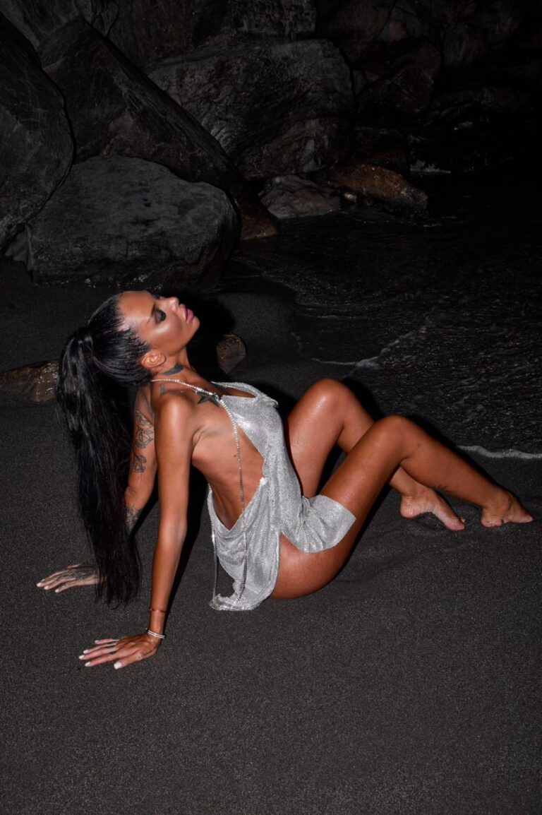 Эскортница Каролина - грудь 2, рост 173 см, вес 43 кг, цвет волос Брюнетки, этничность Европейская