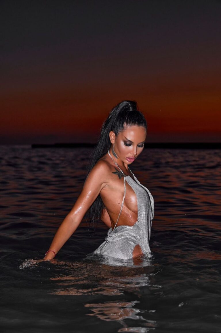 Эскортница Каролина - грудь 2, рост 173 см, вес 43 кг, цвет волос Брюнетки, этничность Европейская