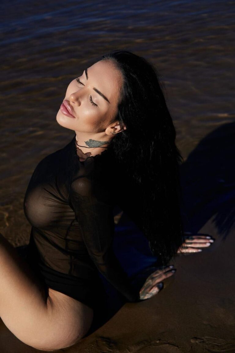 Эскортница Каролина - грудь 2, рост 173 см, вес 43 кг, цвет волос Брюнетки, этничность Европейская