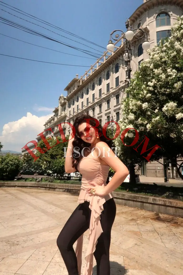 Эскортница Дарина - грудь 3, рост 168 см, вес 60 кг, цвет волос Брюнетки, этничность Азиатская