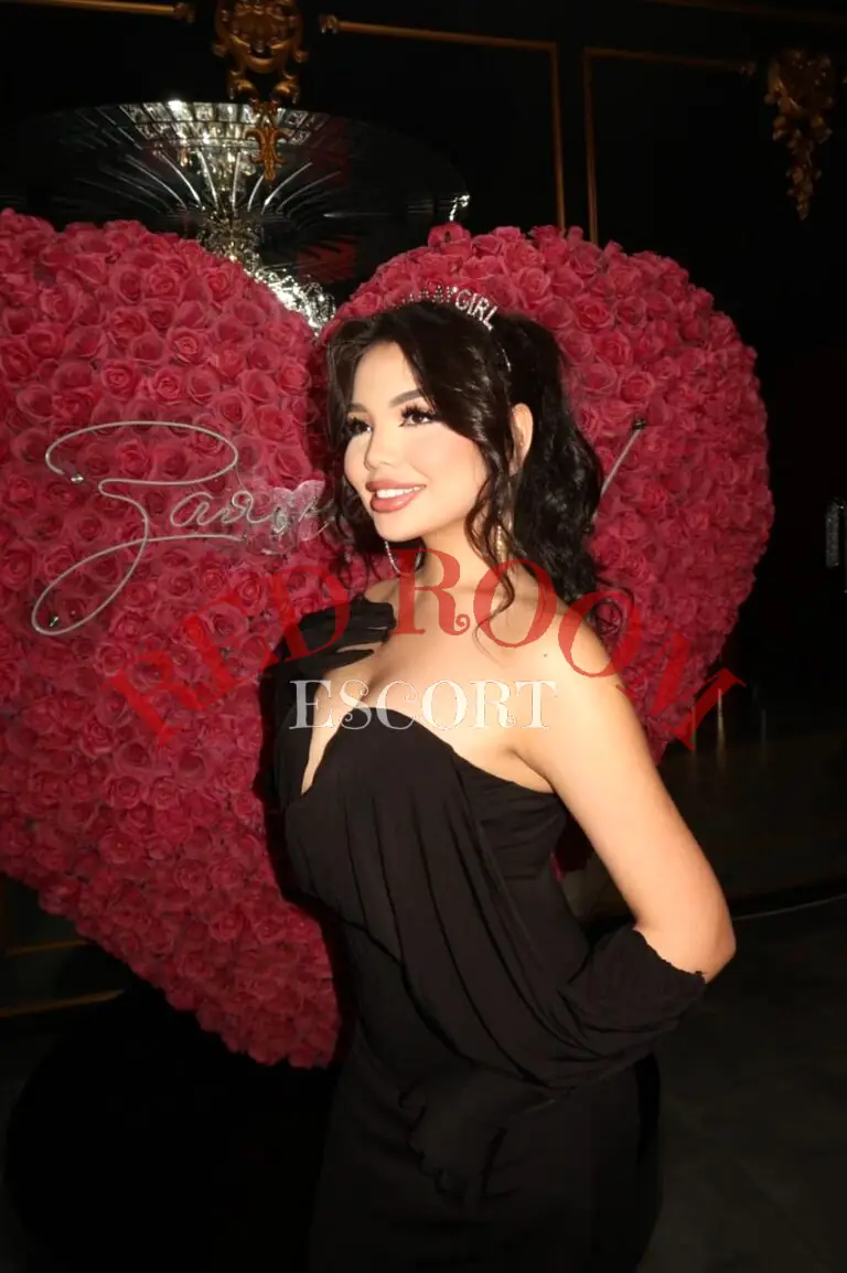 Эскортница Дарина - грудь 3, рост 168 см, вес 60 кг, цвет волос Брюнетки, этничность Азиатская