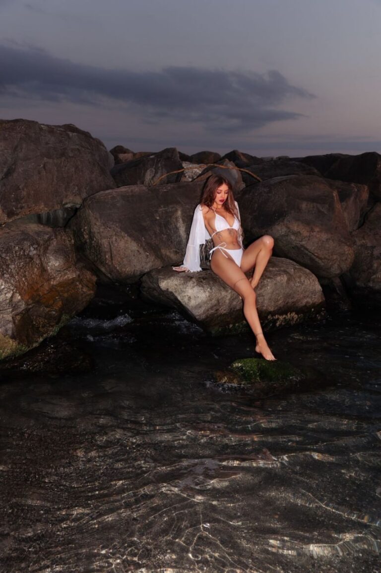 Эскортница Елена - грудь 2, рост 160 см, вес 47 кг, цвет волос Блондинки, этничность Европейская