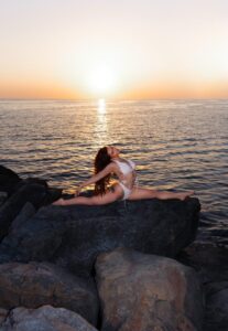 Эскортница Ангелина - грудь 3, рост 160 см, вес 56 кг, цвет волос Рыжые, этничность Европейская