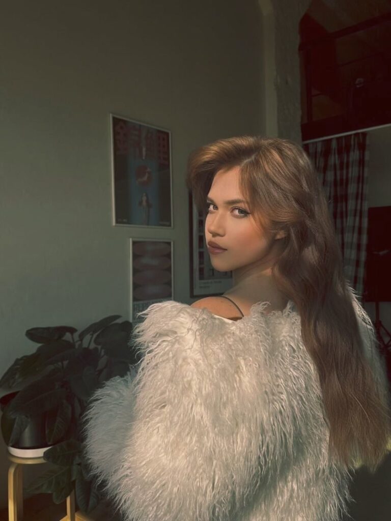 Эскортница Ангелина - грудь 3, рост 160 см, вес 56 кг, цвет волос Рыжые, этничность Европейская