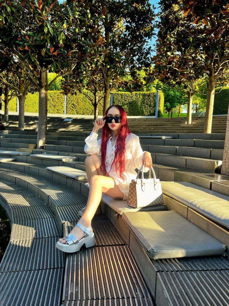 Эскортница Марго - грудь 2, рост 170 см, вес 49 кг, цвет волос Рыжые, этничность Европейская