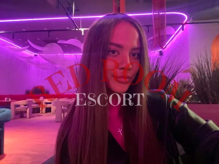 Эскортница Арина - грудь 2.5, рост 172 см, вес 56 кг, цвет волос Блондинки, этничность Европейская