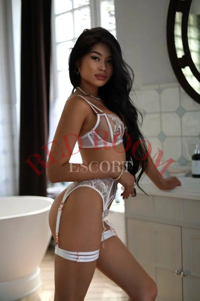 Эскортница Алана - грудь 3, рост 170 см, вес 57 кг, цвет волос Брюнетки, этничность Европейская