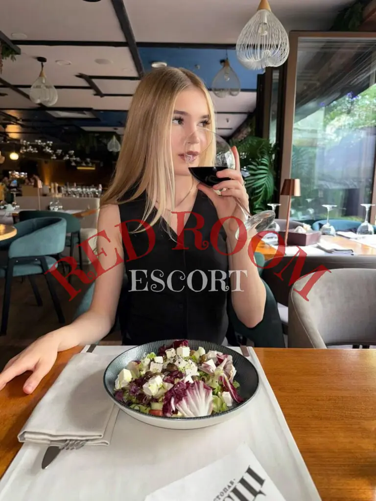 Эскортница Стелла - грудь 1.5, рост 163 см, вес 48 кг, цвет волос Блондинки, Русые, этничность Европейская