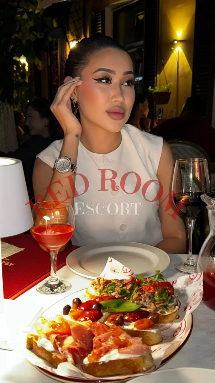 Эскортница Ная - грудь 1.5, рост 175 см, вес 56 кг, цвет волос Брюнетки, этничность Азиатская