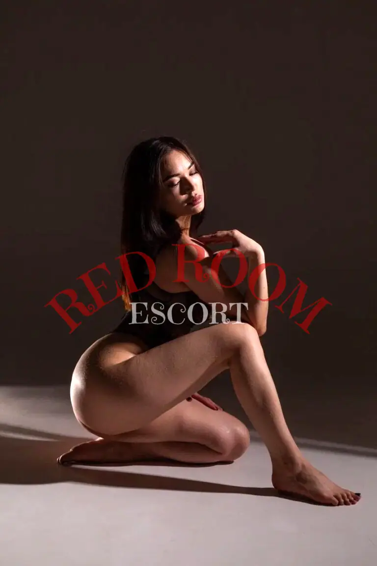 Эскортница Аруна  - грудь 3, рост 165 см, вес 56 кг, цвет волос Брюнетки, этничность Европейская