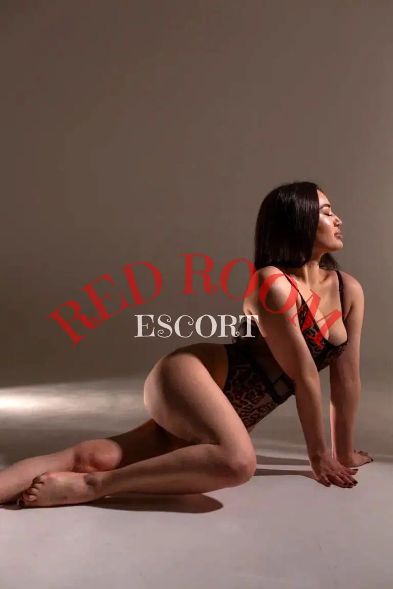 Эскортница Аруна  - грудь 3, рост 165 см, вес 56 кг, цвет волос Брюнетки, этничность Европейская