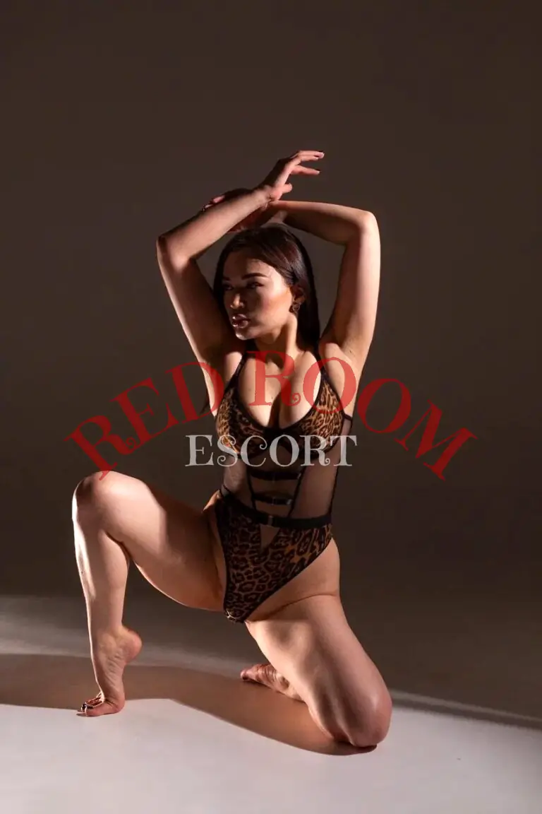 Эскортница Аруна  - грудь 3, рост 165 см, вес 56 кг, цвет волос Брюнетки, этничность Европейская