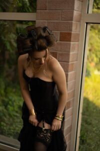 Эскортница Мария - грудь 2, рост 160 см, вес 53 кг, цвет волос Брюнетки, этничность Европейская