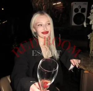 Эскортница Саша - грудь 2, рост 158 см, вес 48 кг, цвет волос Блондинки, этничность Европейская