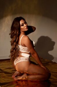 Эскортница Лина - грудь 2.5, рост 165 см, вес 60 кг, цвет волос Брюнетки