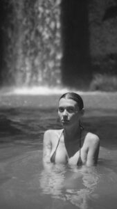 Эскортница Блесс - грудь 4, рост 172 см, вес 53 кг, цвет волос Брюнетки