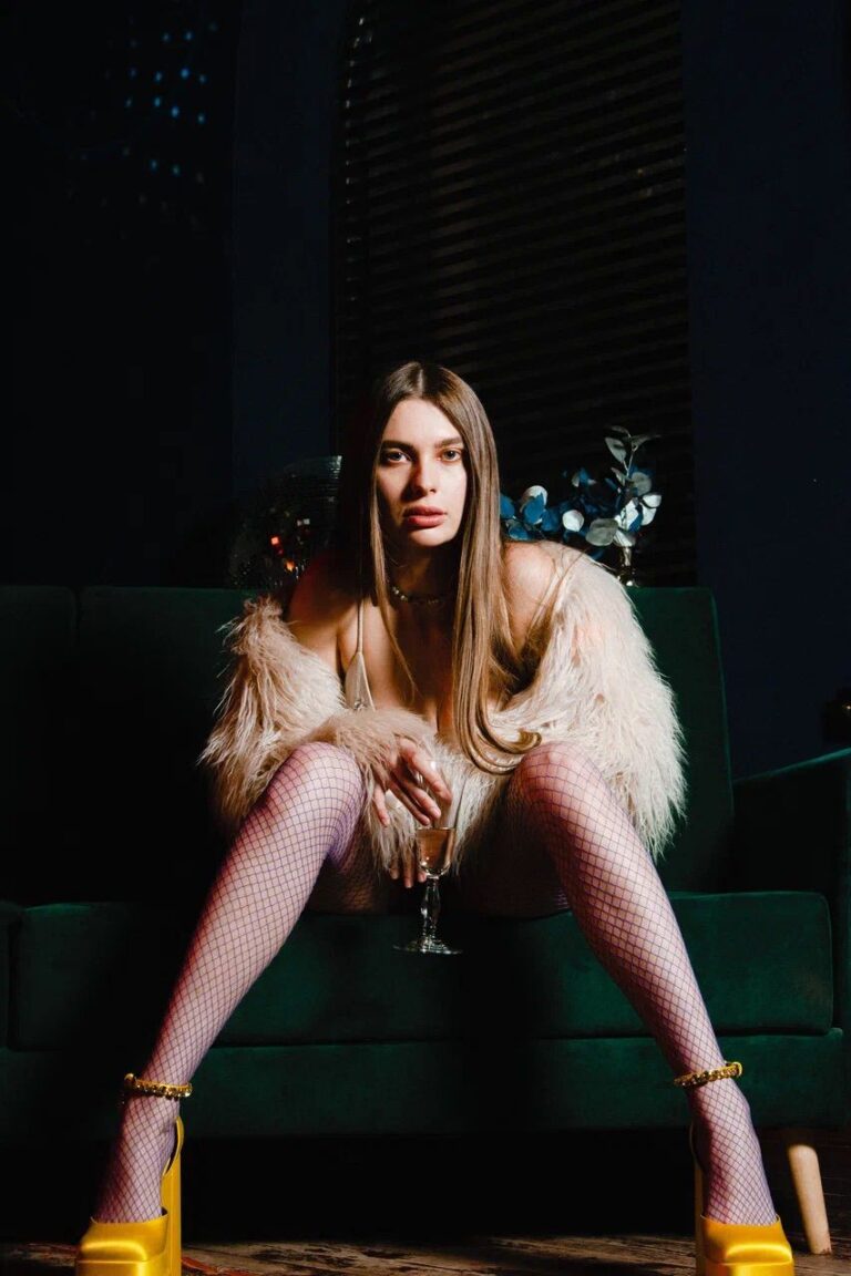 Эскортница Блесс - грудь 4, рост 172 см, вес 53 кг, цвет волос Брюнетки