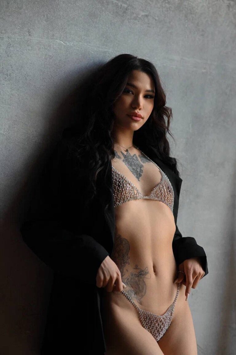 Эскортница Сая - грудь 1, рост 165 см, вес 50 кг, цвет волос Брюнетки