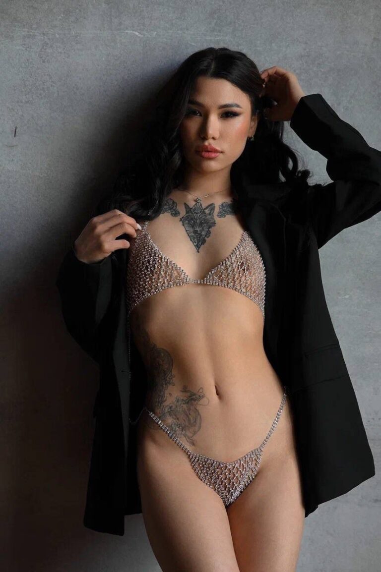 Эскортница Сая - грудь 1, рост 165 см, вес 50 кг, цвет волос Брюнетки