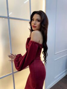 Эскортница Сая - грудь 1, рост 165 см, вес 50 кг, цвет волос Брюнетки