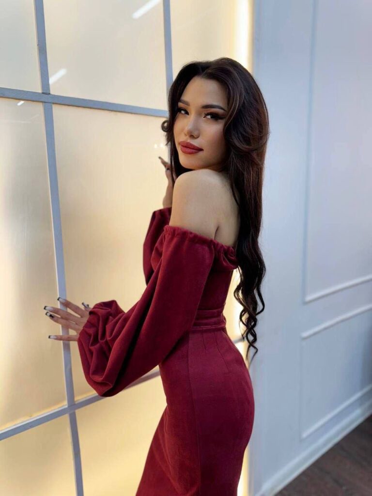 Эскортница Сая - грудь 1, рост 165 см, вес 50 кг, цвет волос Брюнетки