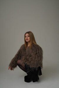 Эскортница Кэролайн - грудь 1, рост 160 см, вес 54 кг, цвет волос Русые