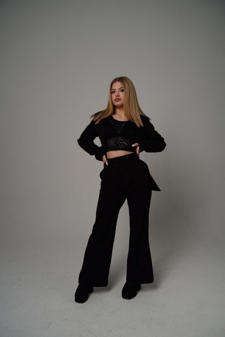 Эскортница Кэролайн - грудь 1, рост 160 см, вес 54 кг, цвет волос Русые