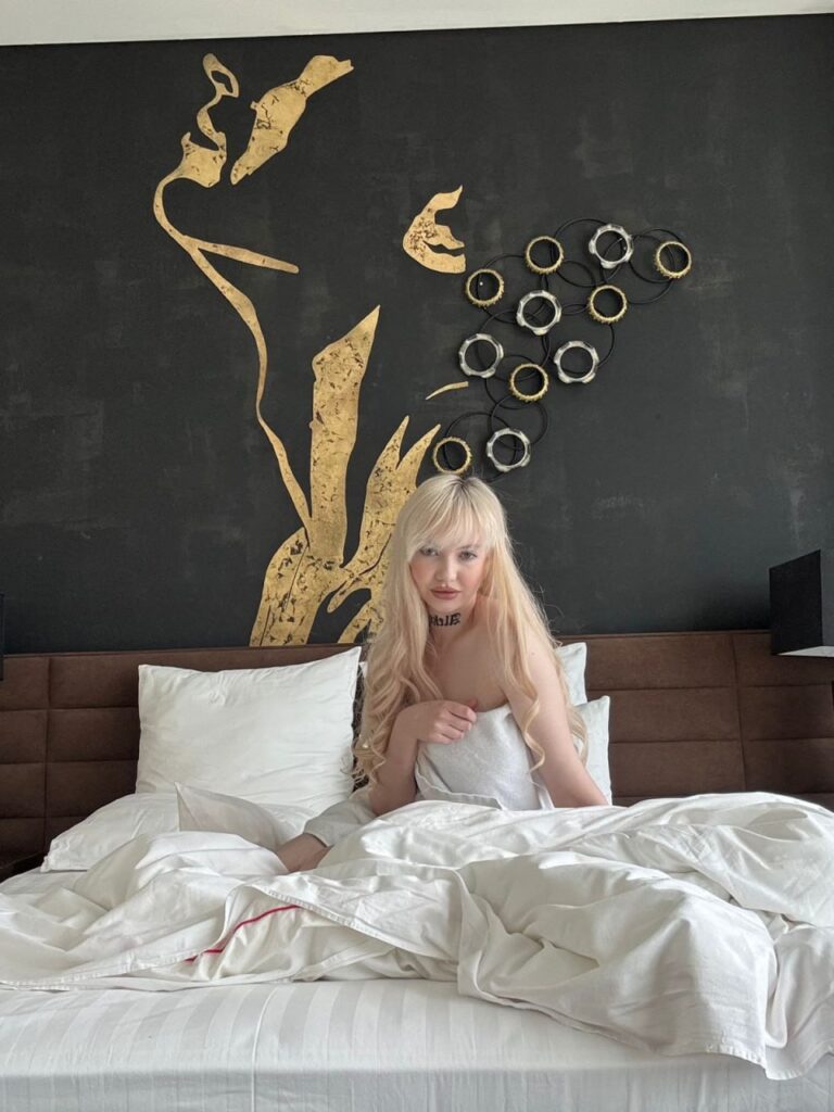 Эскортница Мейли - грудь 1, рост 175 см, вес 55 кг, цвет волос Блондинки