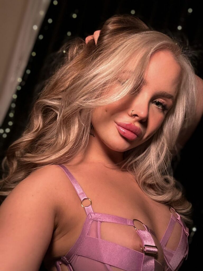 Эскортница Грета - грудь 2, рост 162 см, вес 50 кг, цвет волос Брюнетки