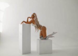 Эскортница Ирина - грудь 2, рост 162 см, вес 50 кг, цвет волос Блондинки