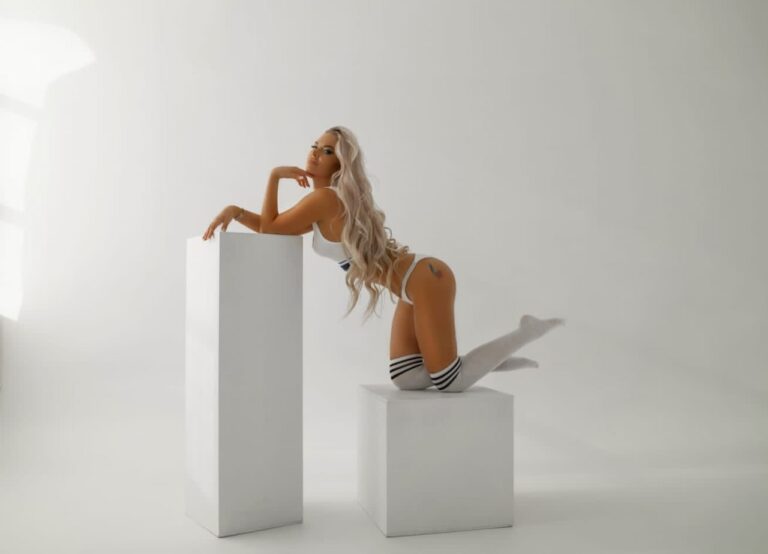 Эскортница Ирина - грудь 2, рост 162 см, вес 50 кг, цвет волос Блондинки