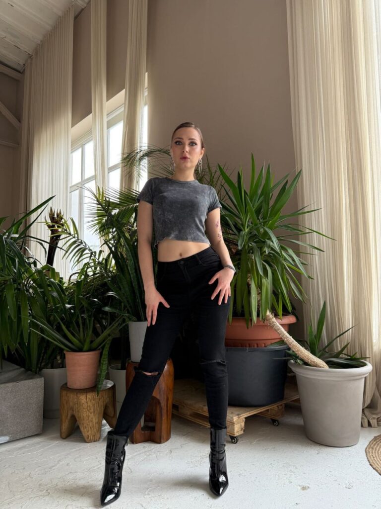 Эскортница Харли - грудь 2, рост 167 см, вес 50 кг, цвет волос Брюнетки