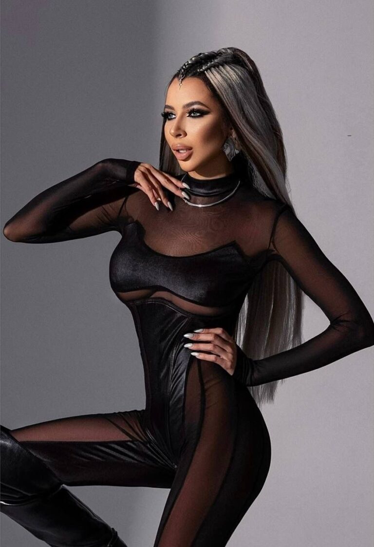 Эскортница Дари - грудь 3, рост 180 см, вес 58 кг, цвет волос Брюнетки