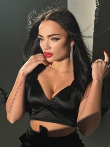 Эскортница Марина - грудь 1, рост 164 см, вес 47 кг, цвет волос Брюнетки