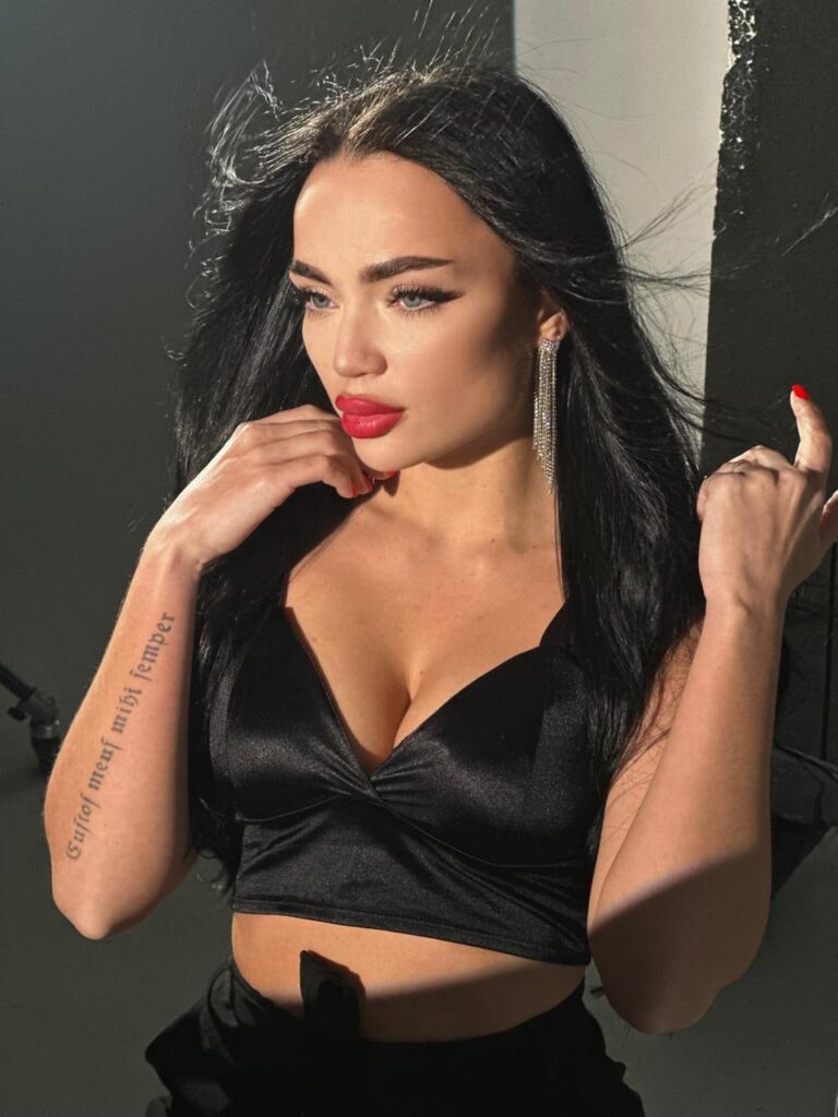 Эскортница Марина - грудь 1, рост 164 см, вес 47 кг, цвет волос Брюнетки