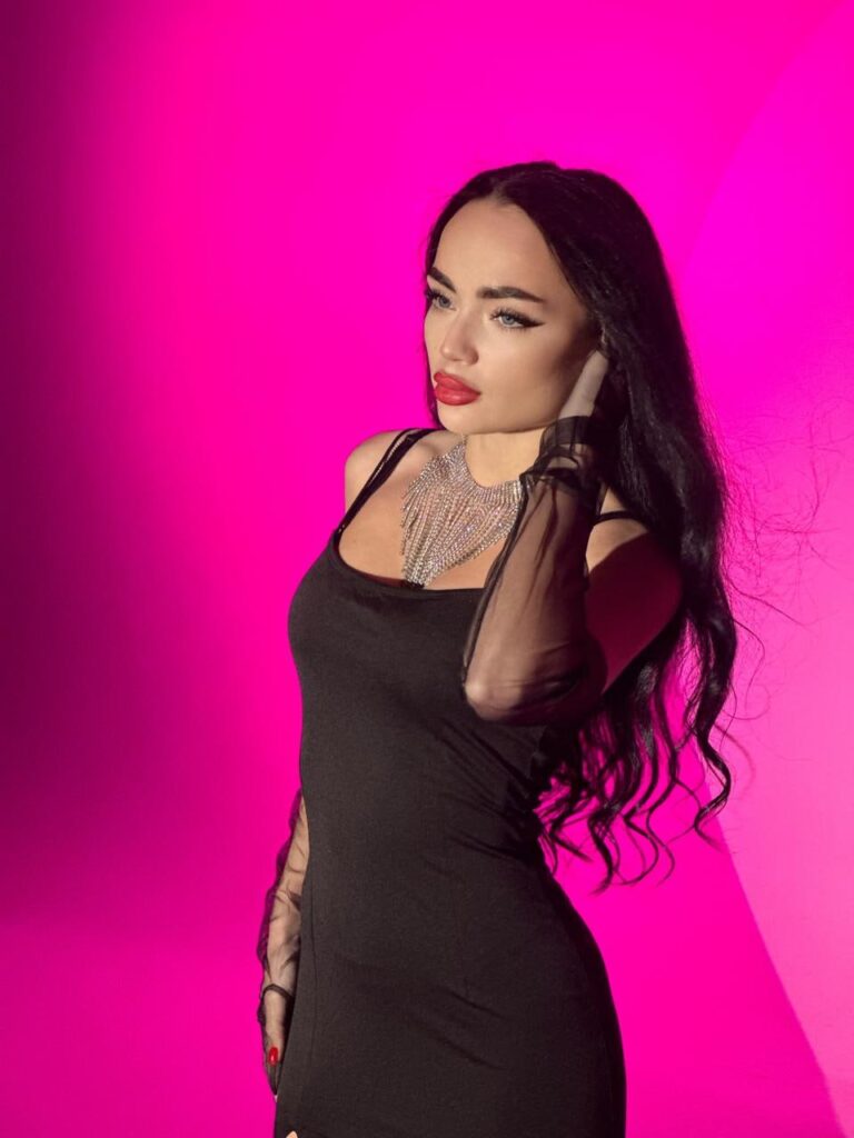 Эскортница Марина - грудь 1, рост 164 см, вес 47 кг, цвет волос Брюнетки