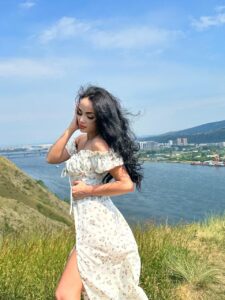 Эскортница Марина - грудь 1, рост 164 см, вес 47 кг, цвет волос Брюнетки