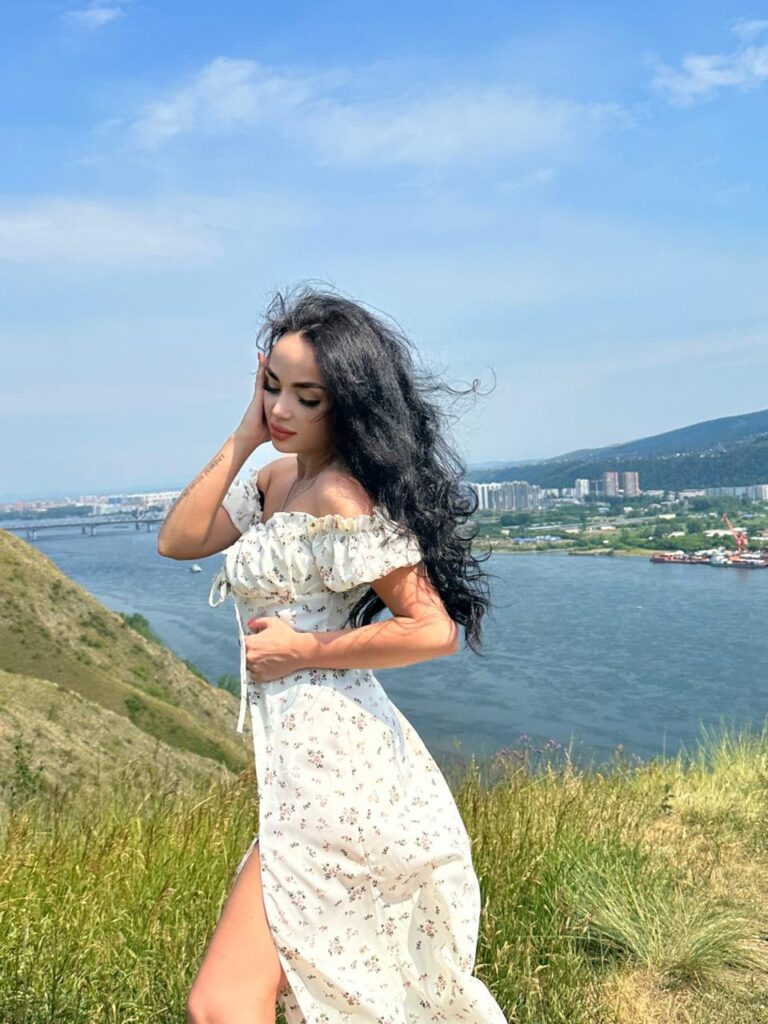 Эскортница Марина - грудь 1, рост 164 см, вес 47 кг, цвет волос Брюнетки