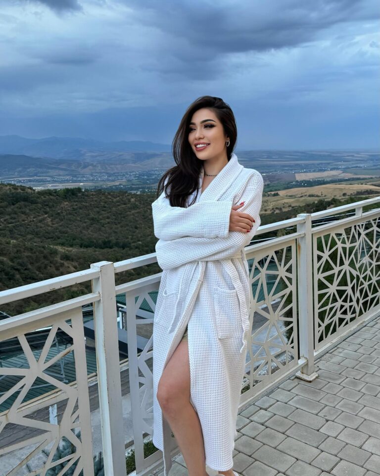 Эскортница Балжан - грудь 1.5, рост 170 см, вес 49 кг, цвет волос Брюнетки