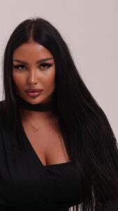 Эскортница Айсу - грудь 4, рост 168 см, вес 65 кг, цвет волос Брюнетки, этничность Латиноамериканская