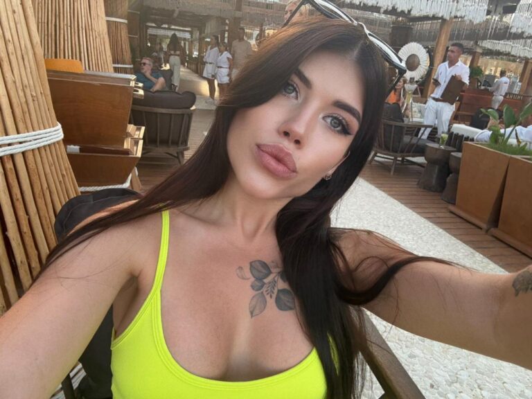 Эскортница Кимберли - грудь 3, рост 168 см, вес 52 кг, цвет волос Брюнетки, этничность Европейская