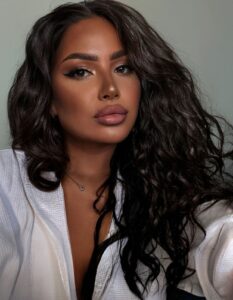 Эскортница Айсу - грудь 4, рост 168 см, вес 65 кг, цвет волос Брюнетки, этничность Латиноамериканская