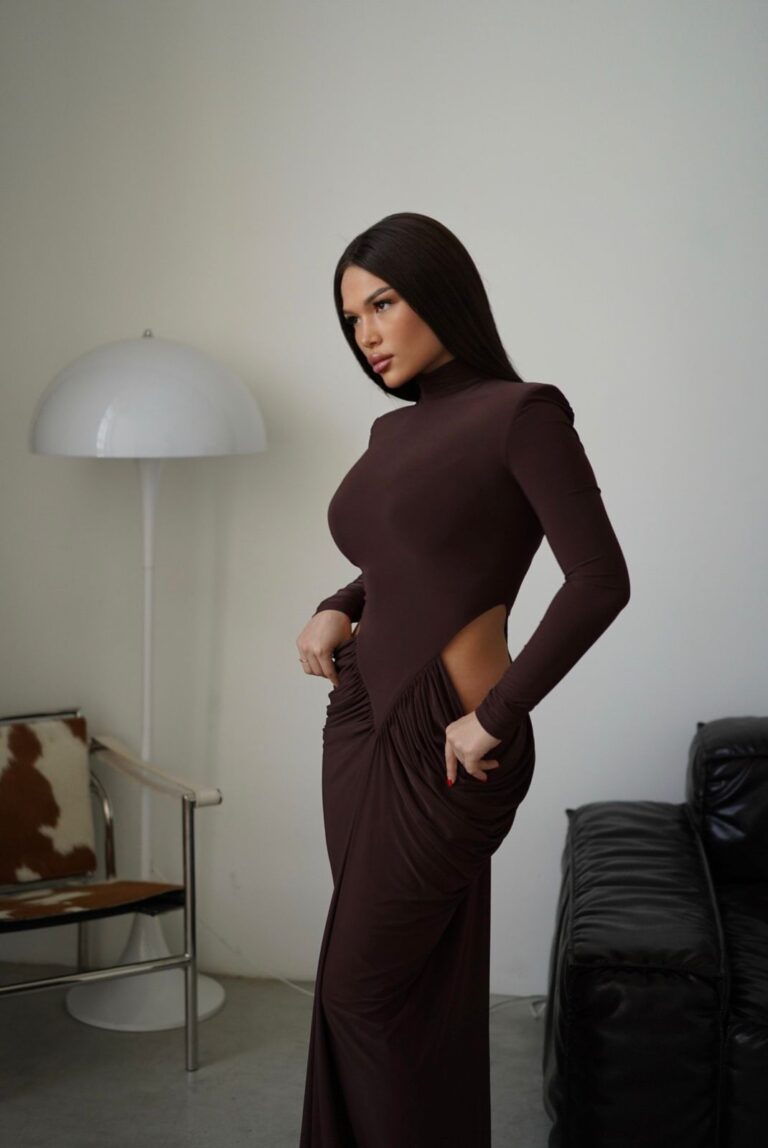 Эскортница Касандра - грудь 2, рост 167 см, вес 56 кг, цвет волос Брюнетки, этничность Смешанная раса