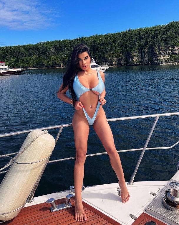 Эскортница Сесилия - грудь 4, рост 165 см, вес 49 кг, цвет волос Брюнетки, этничность Латиноамериканская