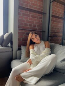 Эскортница Легарек - грудь 2, рост 166 см, вес 49 кг, цвет волос Шатенки, этничность Европейская