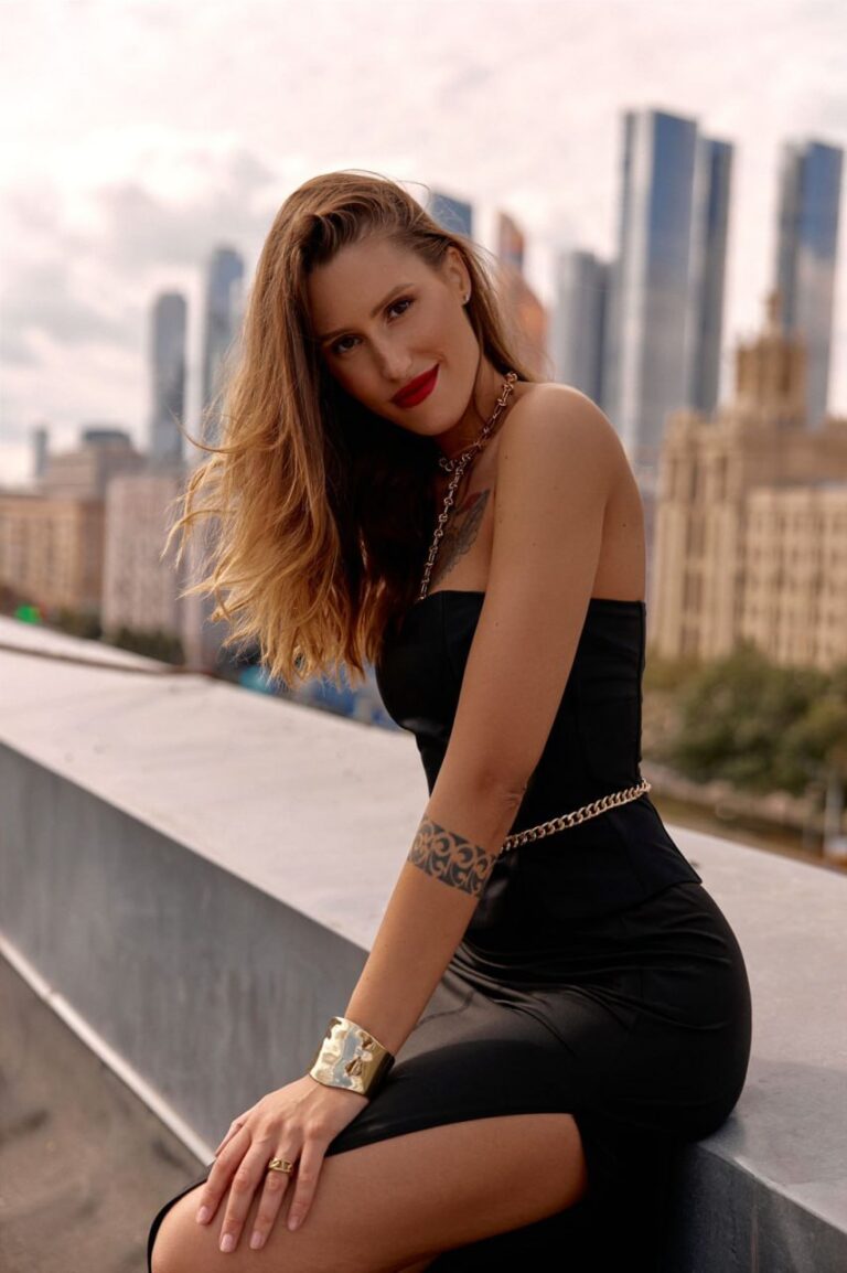 Эскортница Викки - грудь 2, рост 180 см, вес 60 кг, цвет волос Русые, этничность Европейская