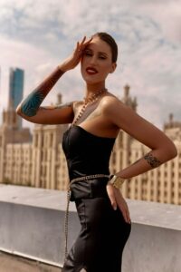 Эскортница Викки - грудь 2, рост 180 см, вес 60 кг, цвет волос Русые, этничность Европейская